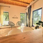 فيلة Forest House Oku